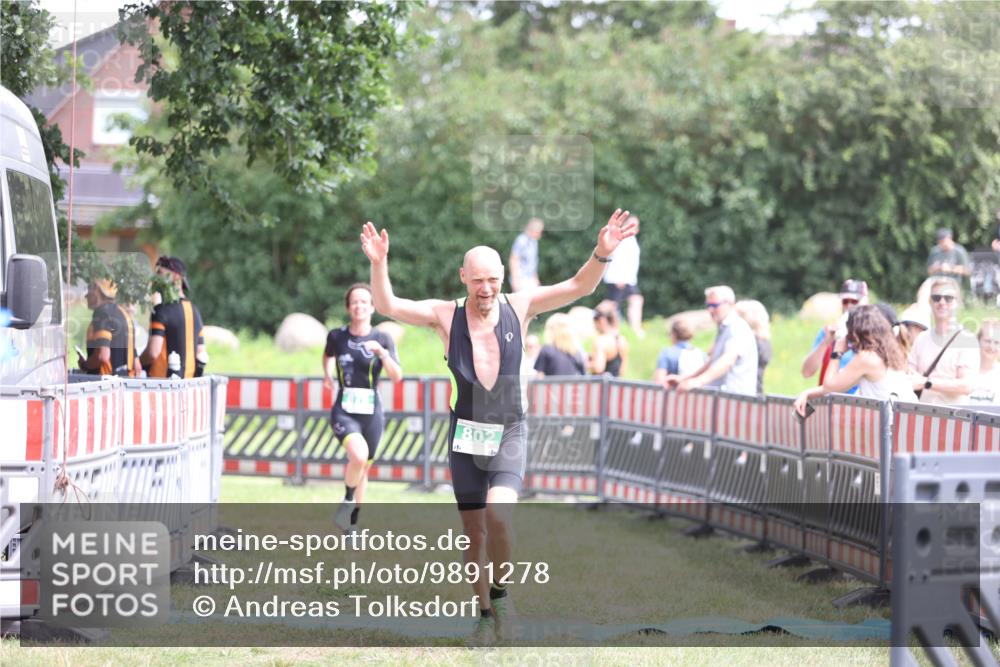21.06.2026 - 29. Vierlanden-Triathlon Andreas Tolksdorf http://msf.ph/oto/9891278 21.06.2026 13:20:52 Ziel 802, 876, 802, 876 meine-sportfotos.de