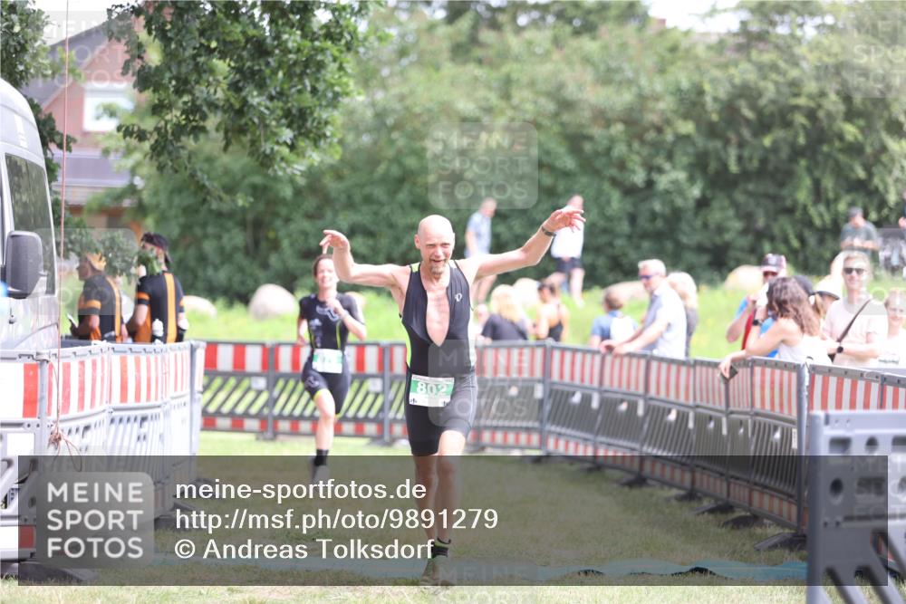 21.06.2026 - 29. Vierlanden-Triathlon Andreas Tolksdorf http://msf.ph/oto/9891279 21.06.2026 13:20:52 Ziel 802, 876, 802, 876 meine-sportfotos.de