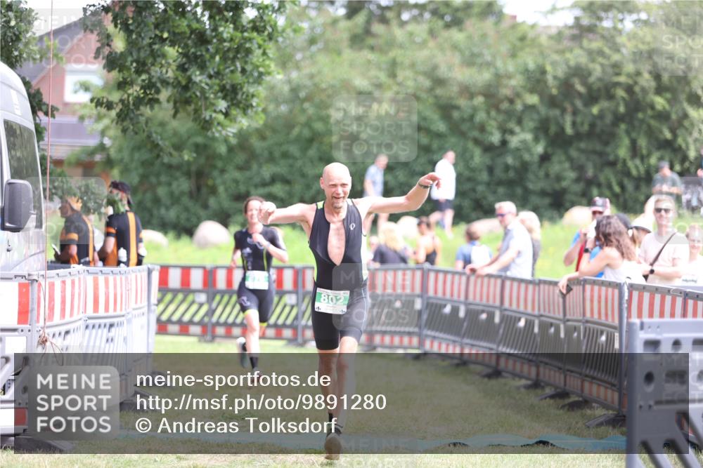 21.06.2026 - 29. Vierlanden-Triathlon Andreas Tolksdorf http://msf.ph/oto/9891280 21.06.2026 13:20:52 Ziel 802, 876, 802, 876 meine-sportfotos.de