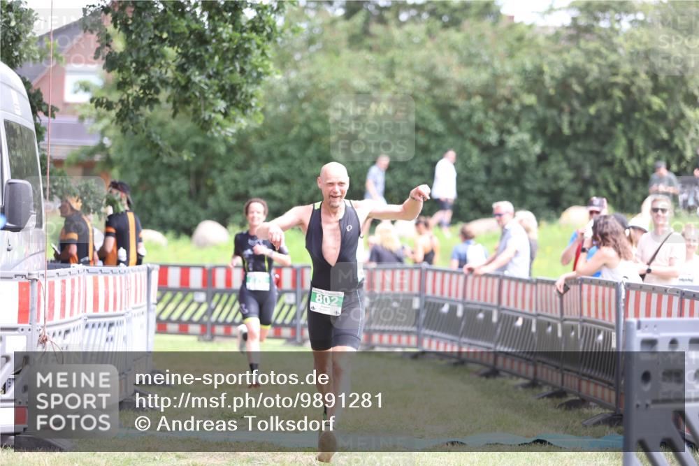 21.06.2026 - 29. Vierlanden-Triathlon Andreas Tolksdorf http://msf.ph/oto/9891281 21.06.2026 13:20:52 Ziel 802, 876, 802, 876 meine-sportfotos.de