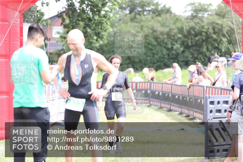 21.06.2026 - 29. Vierlanden-Triathlon Andreas Tolksdorf http://msf.ph/oto/9891289 21.06.2026 13:20:59 Ziel 876, 876 meine-sportfotos.de