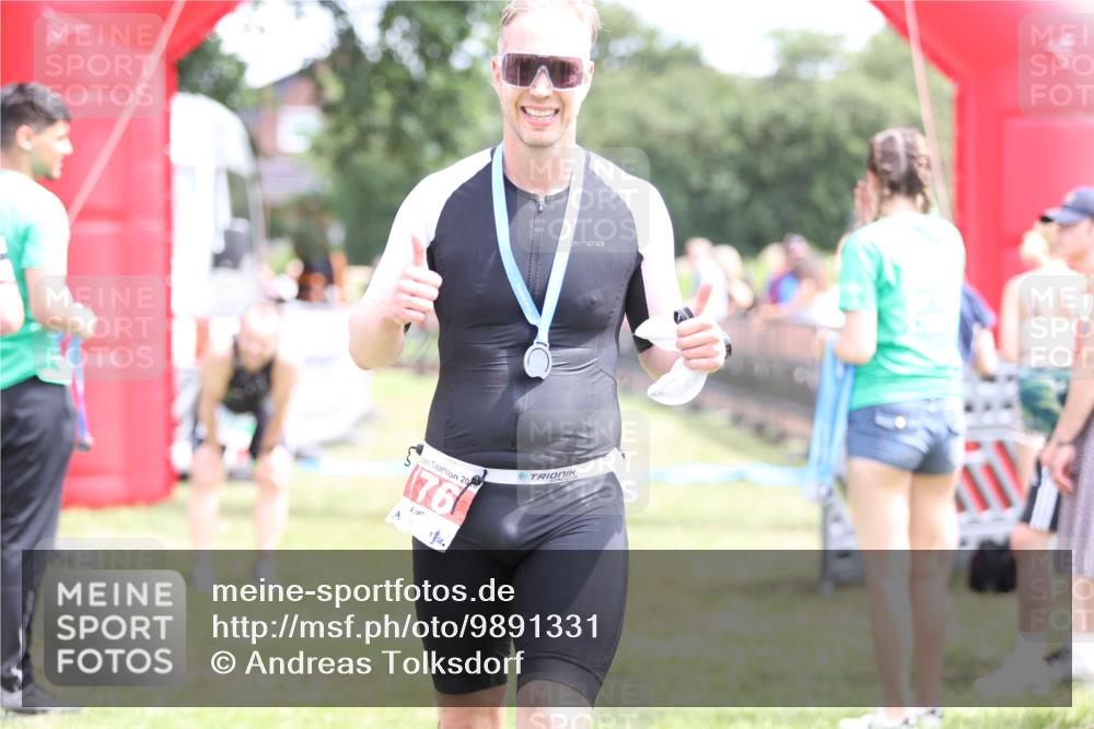 21.06.2026 - 29. Vierlanden-Triathlon Andreas Tolksdorf http://msf.ph/oto/9891331 21.06.2026 13:21:33 Ziel  meine-sportfotos.de