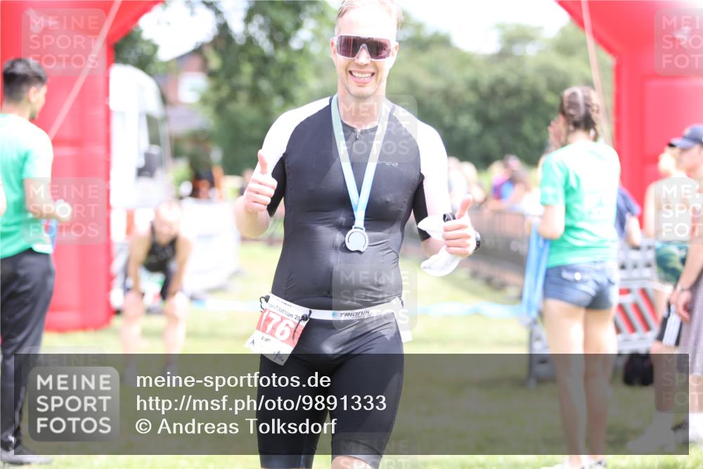 21.06.2026 - 29. Vierlanden-Triathlon Andreas Tolksdorf http://msf.ph/oto/9891333 21.06.2026 13:21:33 Ziel  meine-sportfotos.de