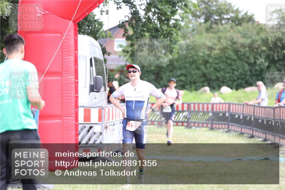 21.06.2026 - 29. Vierlanden-Triathlon Andreas Tolksdorf http://msf.ph/oto/9891356 21.06.2026 13:22:09 Ziel 195, 740, 195, 740 meine-sportfotos.de