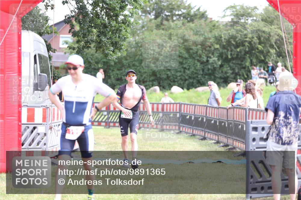 21.06.2026 - 29. Vierlanden-Triathlon Andreas Tolksdorf http://msf.ph/oto/9891365 21.06.2026 13:22:12 Ziel 740, 1014, 740, 1014 meine-sportfotos.de