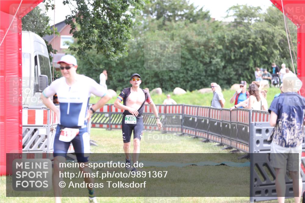 21.06.2026 - 29. Vierlanden-Triathlon Andreas Tolksdorf http://msf.ph/oto/9891367 21.06.2026 13:22:12 Ziel 740, 1014, 740, 1014 meine-sportfotos.de
