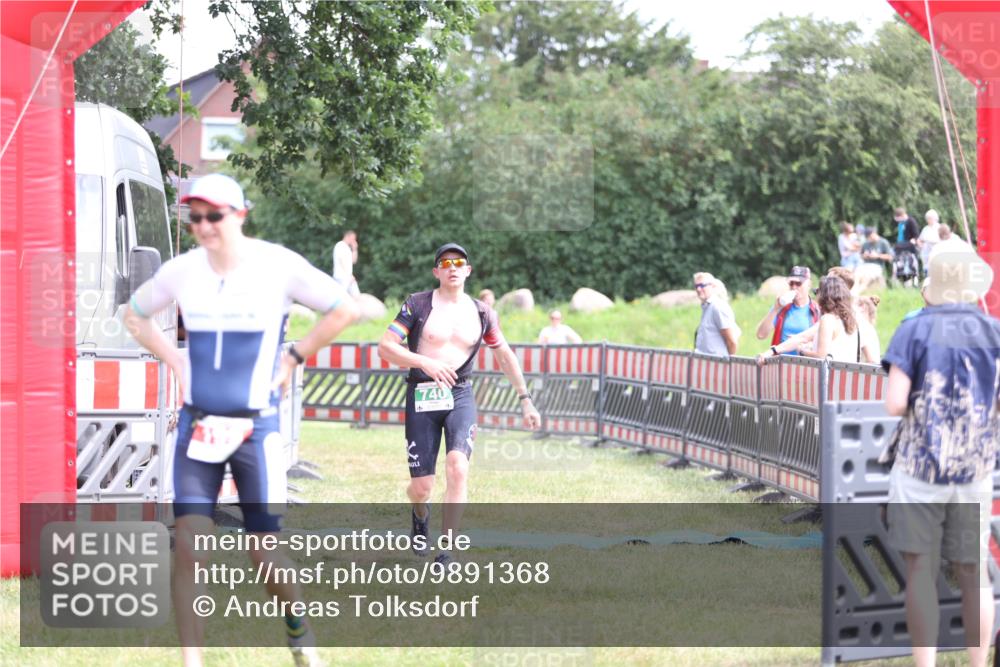 21.06.2026 - 29. Vierlanden-Triathlon Andreas Tolksdorf http://msf.ph/oto/9891368 21.06.2026 13:22:12 Ziel 740, 1014, 740, 1014 meine-sportfotos.de