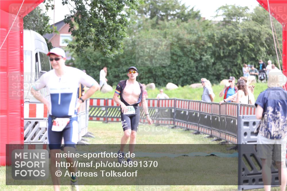 21.06.2026 - 29. Vierlanden-Triathlon Andreas Tolksdorf http://msf.ph/oto/9891370 21.06.2026 13:22:12 Ziel 740, 1014, 740, 1014 meine-sportfotos.de