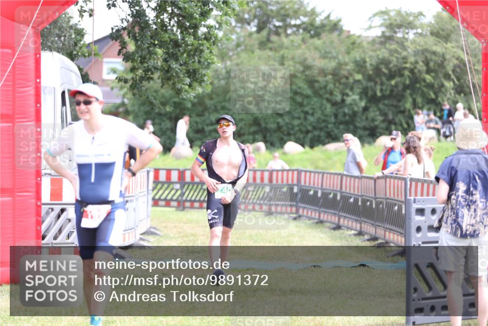 21.06.2026 - 29. Vierlanden-Triathlon Andreas Tolksdorf http://msf.ph/oto/9891372 21.06.2026 13:22:12 Ziel 740, 1014, 740, 1014 meine-sportfotos.de