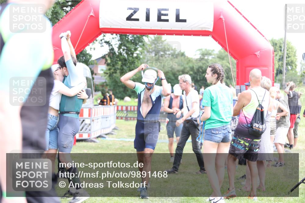 21.06.2026 - 29. Vierlanden-Triathlon Andreas Tolksdorf http://msf.ph/oto/9891468 21.06.2026 13:23:16 Ziel 39, 109, 39, 109 meine-sportfotos.de