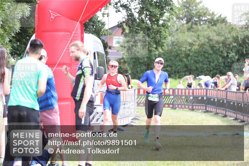 21.06.2026 - 29. Vierlanden-Triathlon Andreas Tolksdorf http://msf.ph/oto/9891501 21.06.2026 13:24:06 Ziel 633, 759, 983, 1000, 633, 759, 983, 1000 meine-sportfotos.de