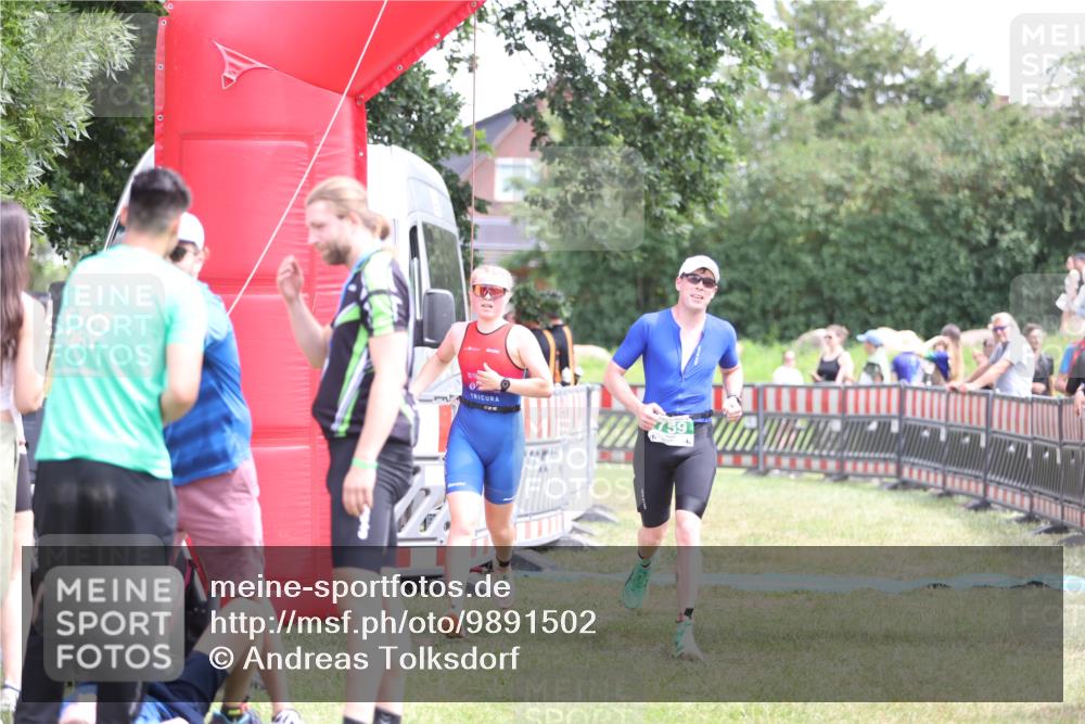 21.06.2026 - 29. Vierlanden-Triathlon Andreas Tolksdorf http://msf.ph/oto/9891502 21.06.2026 13:24:06 Ziel 633, 759, 983, 1000, 633, 759, 983, 1000 meine-sportfotos.de
