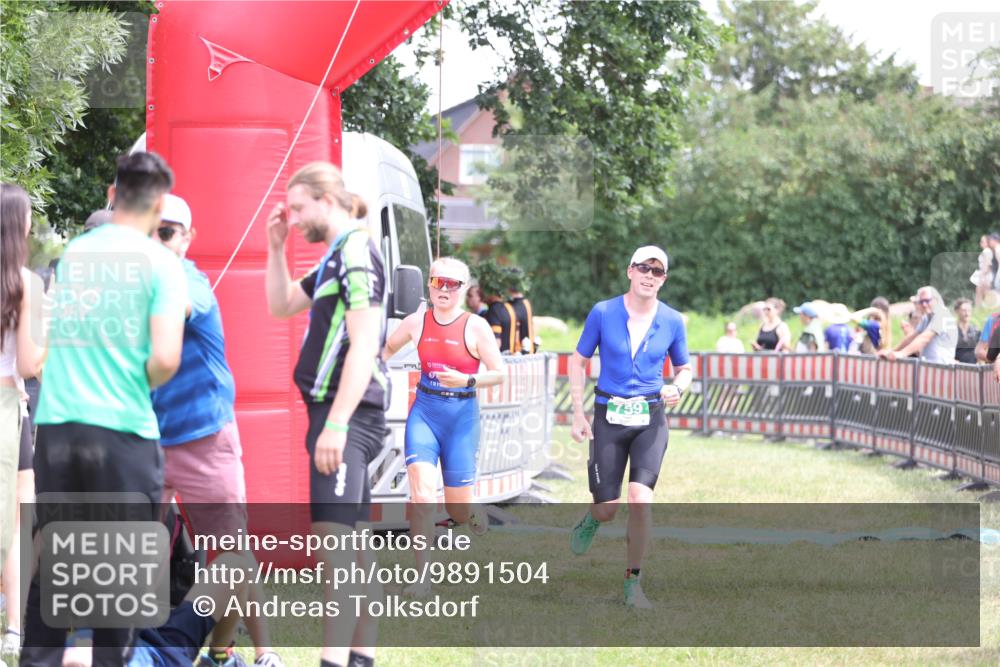 21.06.2026 - 29. Vierlanden-Triathlon Andreas Tolksdorf http://msf.ph/oto/9891504 21.06.2026 13:24:06 Ziel 633, 759, 983, 1000, 633, 759, 983, 1000 meine-sportfotos.de