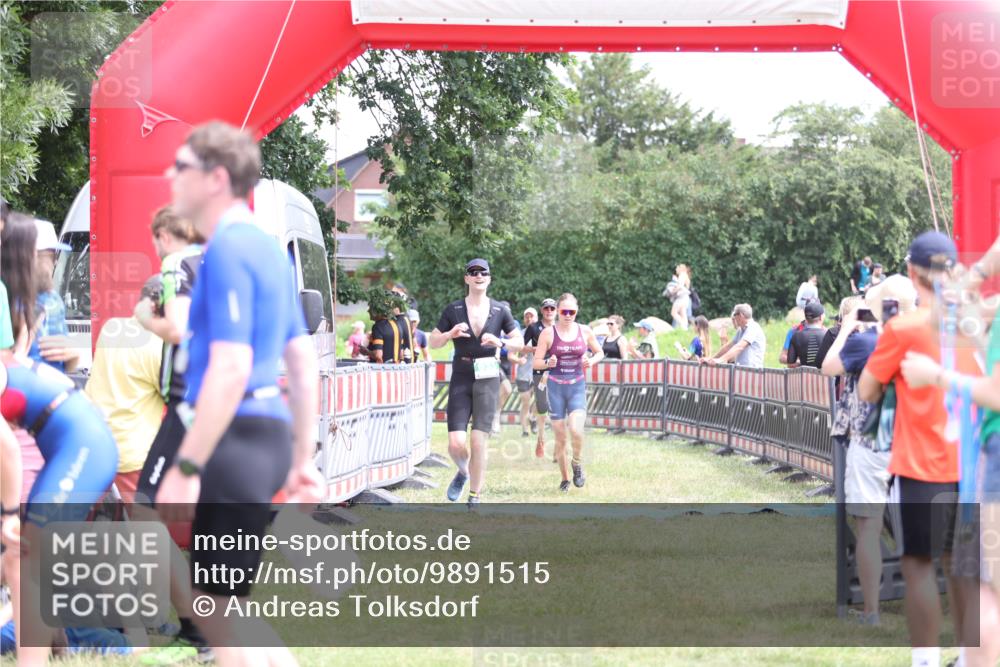 21.06.2026 - 29. Vierlanden-Triathlon Andreas Tolksdorf http://msf.ph/oto/9891515 21.06.2026 13:24:15 Ziel 288, 633, 680, 777, 983, 985, 288, 633, 680, 777, 983, 985 meine-sportfotos.de