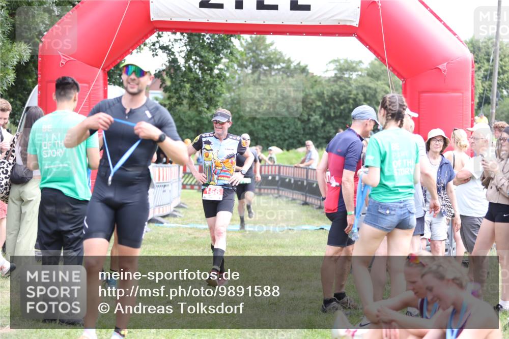 21.06.2026 - 29. Vierlanden-Triathlon Andreas Tolksdorf http://msf.ph/oto/9891588 21.06.2026 13:24:58 Ziel 717, 717 meine-sportfotos.de