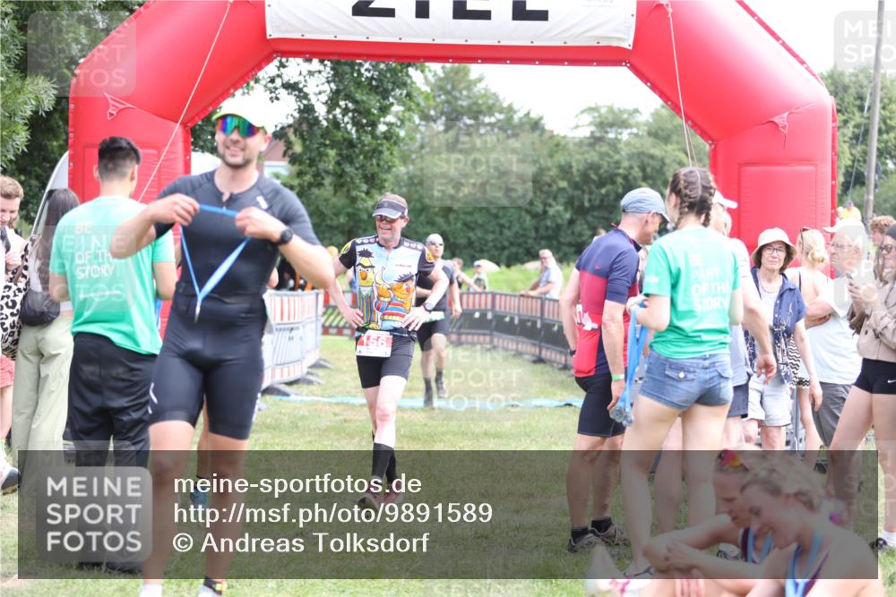 21.06.2026 - 29. Vierlanden-Triathlon Andreas Tolksdorf http://msf.ph/oto/9891589 21.06.2026 13:24:58 Ziel 717, 717 meine-sportfotos.de