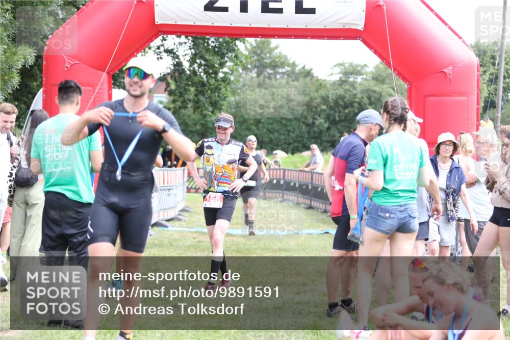 21.06.2026 - 29. Vierlanden-Triathlon Andreas Tolksdorf http://msf.ph/oto/9891591 21.06.2026 13:24:58 Ziel 717, 717 meine-sportfotos.de