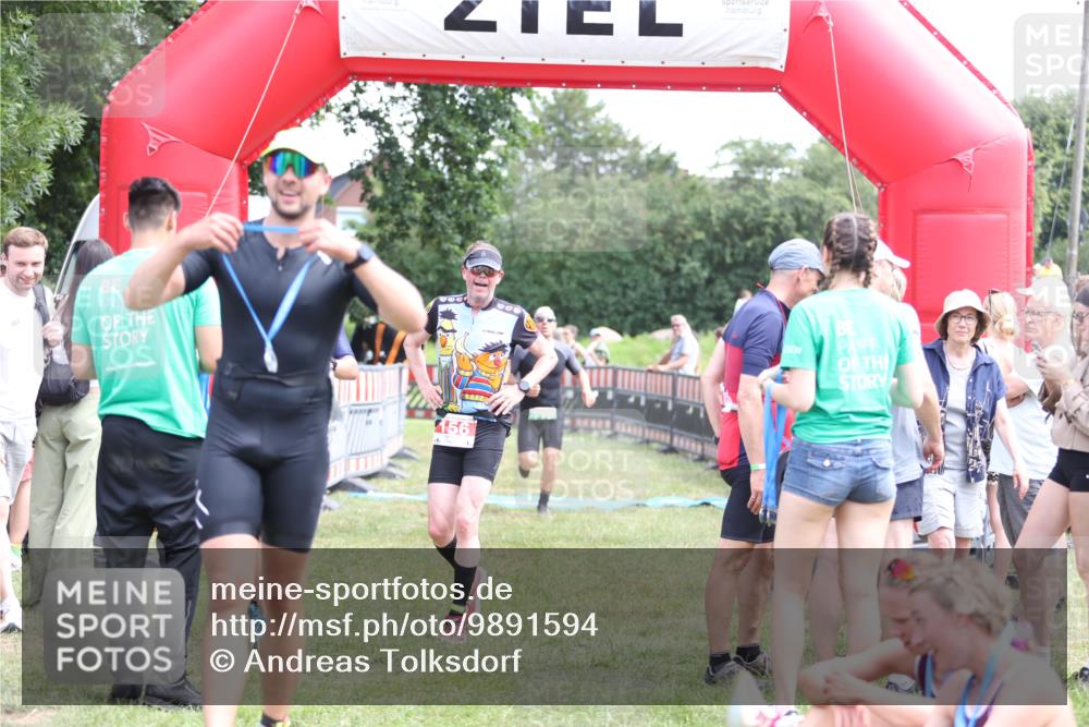 21.06.2026 - 29. Vierlanden-Triathlon Andreas Tolksdorf http://msf.ph/oto/9891594 21.06.2026 13:24:58 Ziel 717, 717 meine-sportfotos.de