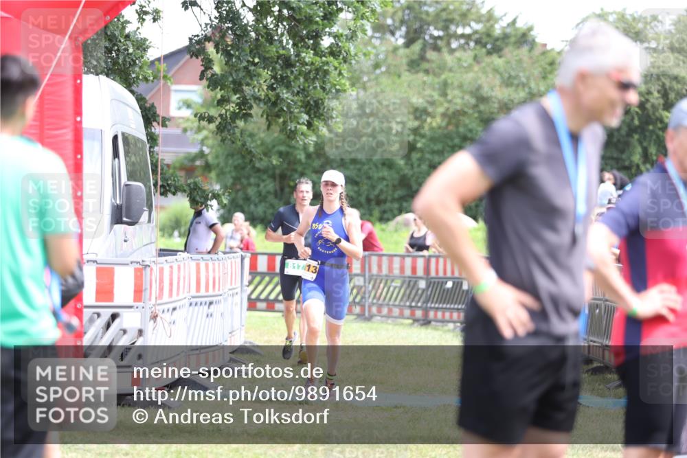 21.06.2026 - 29. Vierlanden-Triathlon Andreas Tolksdorf http://msf.ph/oto/9891654 21.06.2026 13:26:36 Ziel 817, 1013, 817, 1013 meine-sportfotos.de