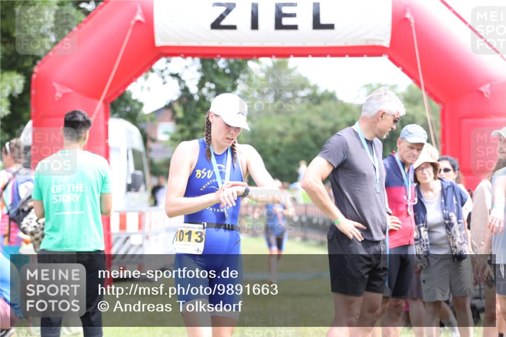 21.06.2026 - 29. Vierlanden-Triathlon Andreas Tolksdorf http://msf.ph/oto/9891663 21.06.2026 13:26:52 Ziel 242, 992, 242, 992 meine-sportfotos.de