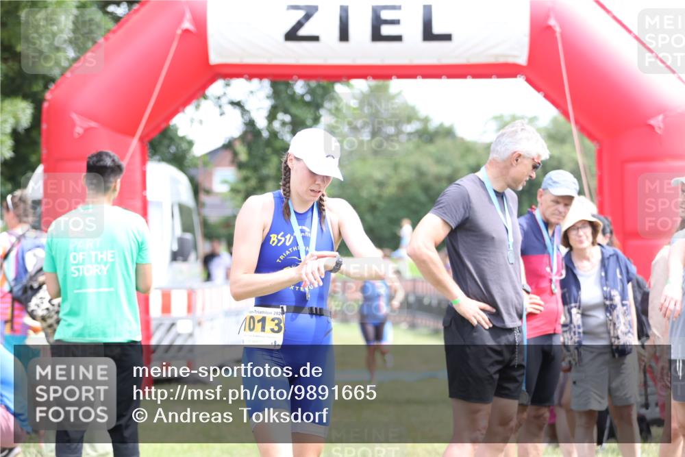 21.06.2026 - 29. Vierlanden-Triathlon Andreas Tolksdorf http://msf.ph/oto/9891665 21.06.2026 13:26:52 Ziel 242, 992, 242, 992 meine-sportfotos.de
