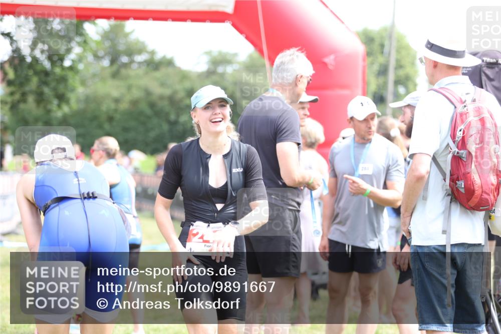 21.06.2026 - 29. Vierlanden-Triathlon Andreas Tolksdorf http://msf.ph/oto/9891667 21.06.2026 13:27:05 Ziel 242, 242 meine-sportfotos.de