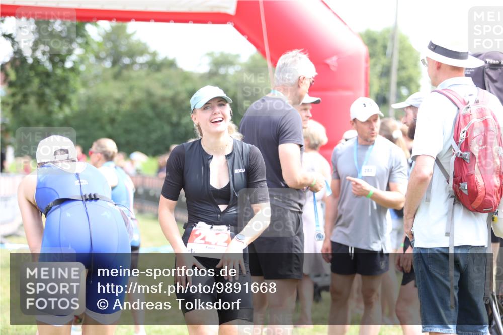21.06.2026 - 29. Vierlanden-Triathlon Andreas Tolksdorf http://msf.ph/oto/9891668 21.06.2026 13:27:05 Ziel 242, 242 meine-sportfotos.de