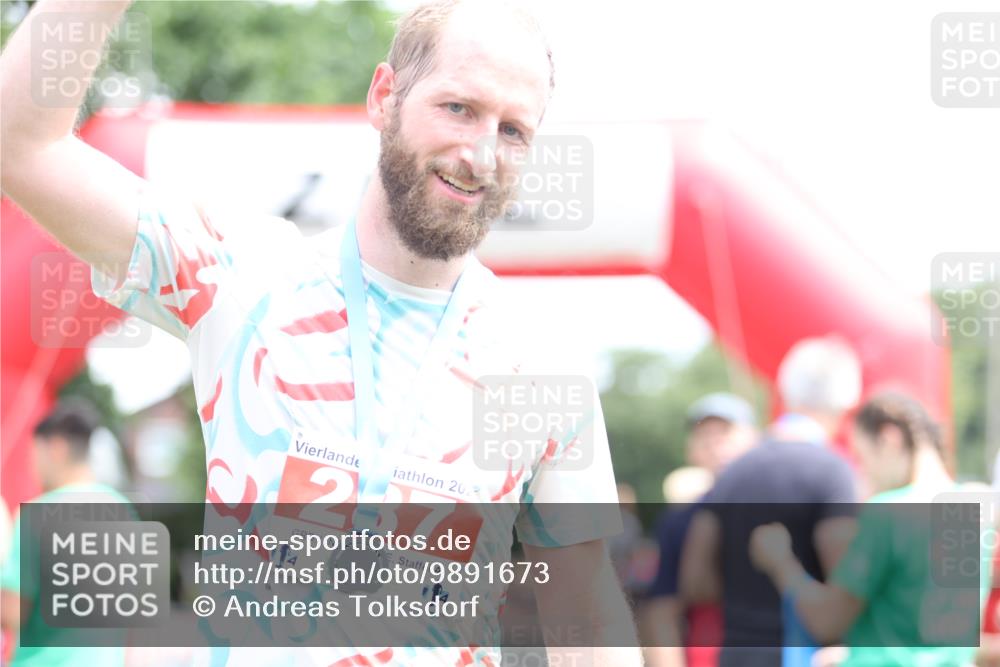 21.06.2026 - 29. Vierlanden-Triathlon Andreas Tolksdorf http://msf.ph/oto/9891673 21.06.2026 13:27:35 Ziel 727, 995, 1015, 727, 995, 1015 meine-sportfotos.de