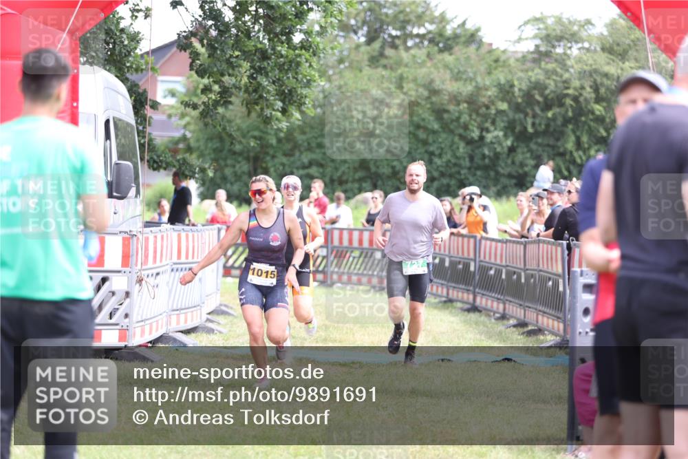 21.06.2026 - 29. Vierlanden-Triathlon Andreas Tolksdorf http://msf.ph/oto/9891691 21.06.2026 13:27:43 Ziel 727, 990, 995, 1015, 727, 990, 995, 1015 meine-sportfotos.de