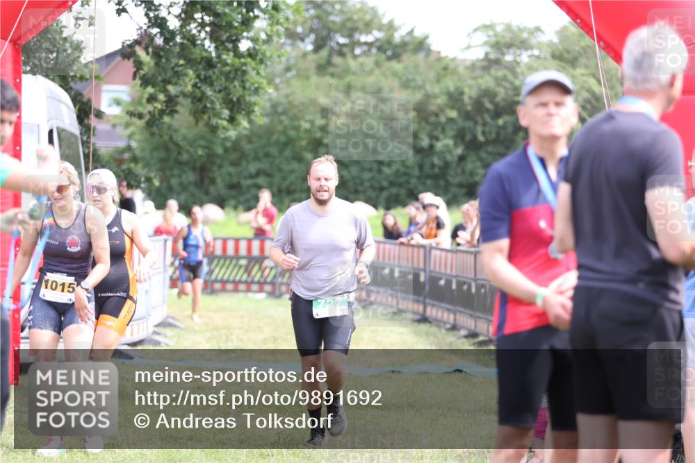21.06.2026 - 29. Vierlanden-Triathlon Andreas Tolksdorf http://msf.ph/oto/9891692 21.06.2026 13:27:45 Ziel 727, 990, 995, 1015, 727, 990, 995, 1015 meine-sportfotos.de