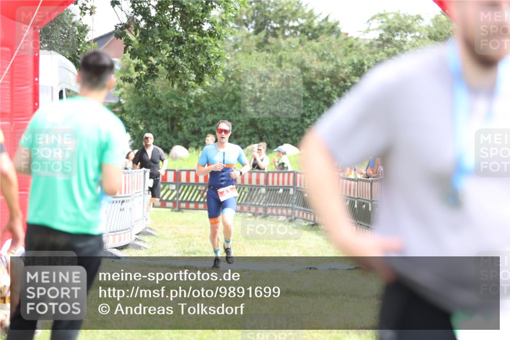 21.06.2026 - 29. Vierlanden-Triathlon Andreas Tolksdorf http://msf.ph/oto/9891699 21.06.2026 13:28:01 Ziel 43, 724, 43, 724 meine-sportfotos.de