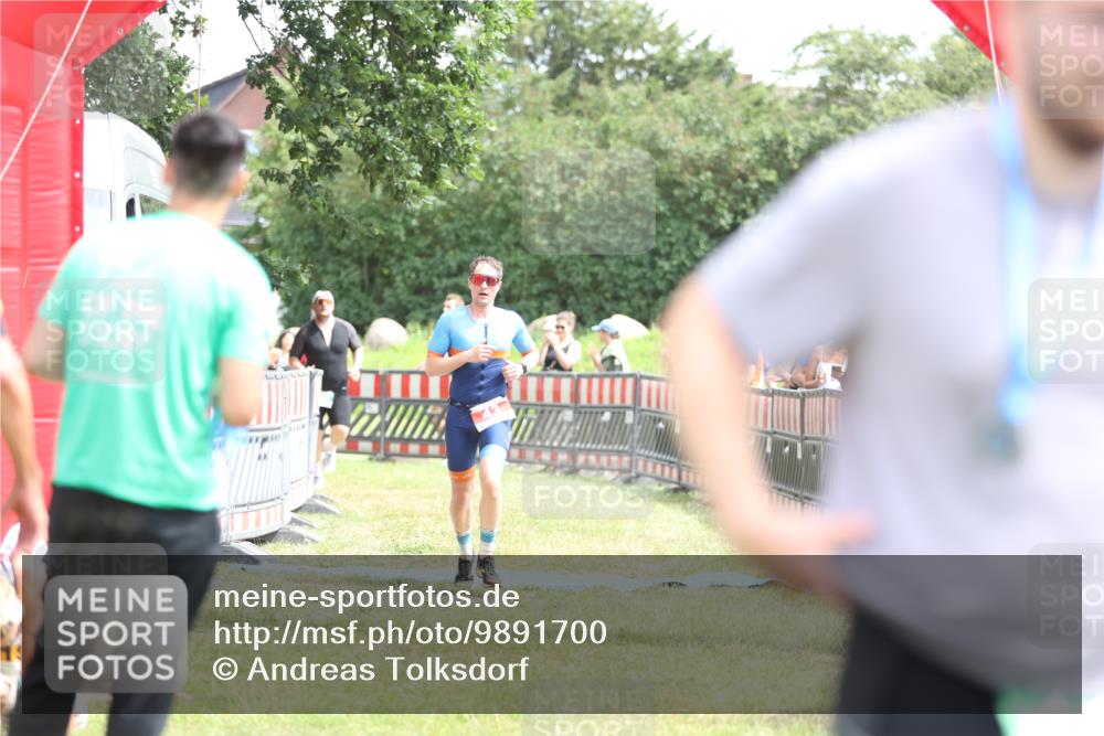 21.06.2026 - 29. Vierlanden-Triathlon Andreas Tolksdorf http://msf.ph/oto/9891700 21.06.2026 13:28:01 Ziel 43, 724, 43, 724 meine-sportfotos.de