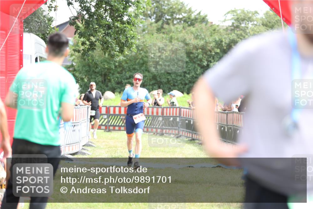21.06.2026 - 29. Vierlanden-Triathlon Andreas Tolksdorf http://msf.ph/oto/9891701 21.06.2026 13:28:01 Ziel 43, 724, 43, 724 meine-sportfotos.de