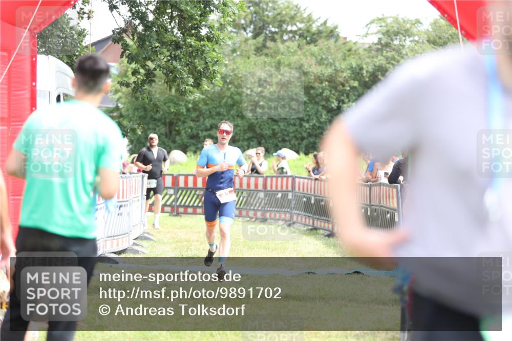 21.06.2026 - 29. Vierlanden-Triathlon Andreas Tolksdorf http://msf.ph/oto/9891702 21.06.2026 13:28:01 Ziel 43, 724, 43, 724 meine-sportfotos.de
