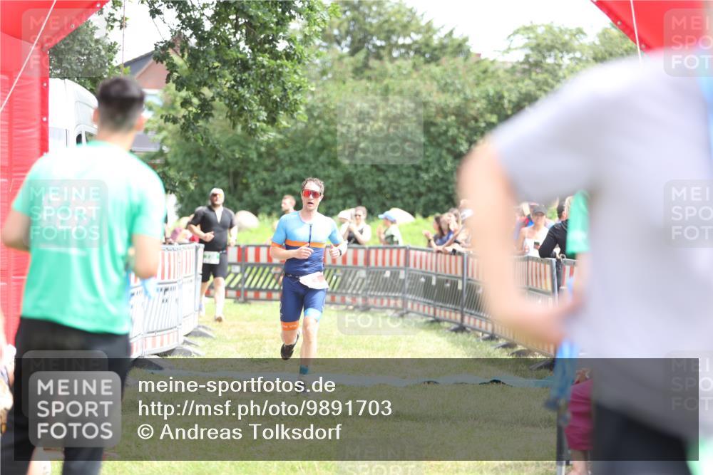 21.06.2026 - 29. Vierlanden-Triathlon Andreas Tolksdorf http://msf.ph/oto/9891703 21.06.2026 13:28:01 Ziel 43, 724, 43, 724 meine-sportfotos.de
