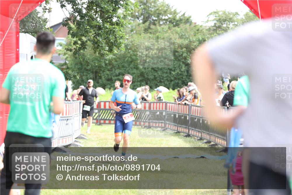 21.06.2026 - 29. Vierlanden-Triathlon Andreas Tolksdorf http://msf.ph/oto/9891704 21.06.2026 13:28:01 Ziel 43, 724, 43, 724 meine-sportfotos.de