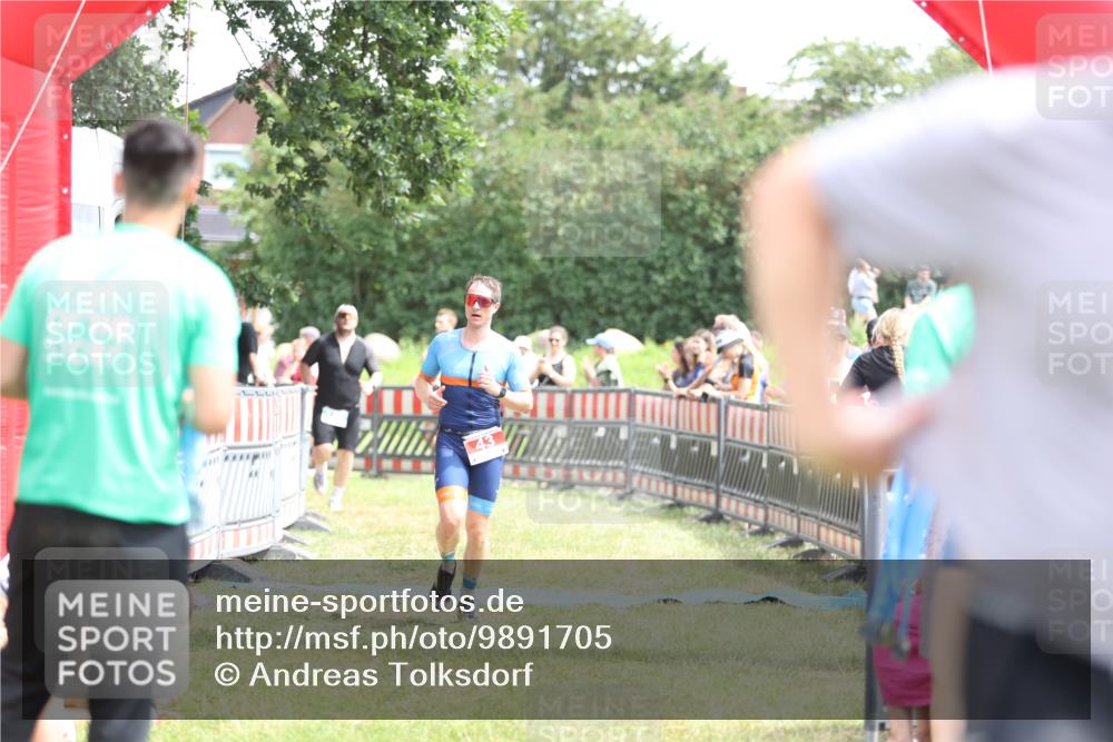 21.06.2026 - 29. Vierlanden-Triathlon Andreas Tolksdorf http://msf.ph/oto/9891705 21.06.2026 13:28:01 Ziel 43, 724, 43, 724 meine-sportfotos.de