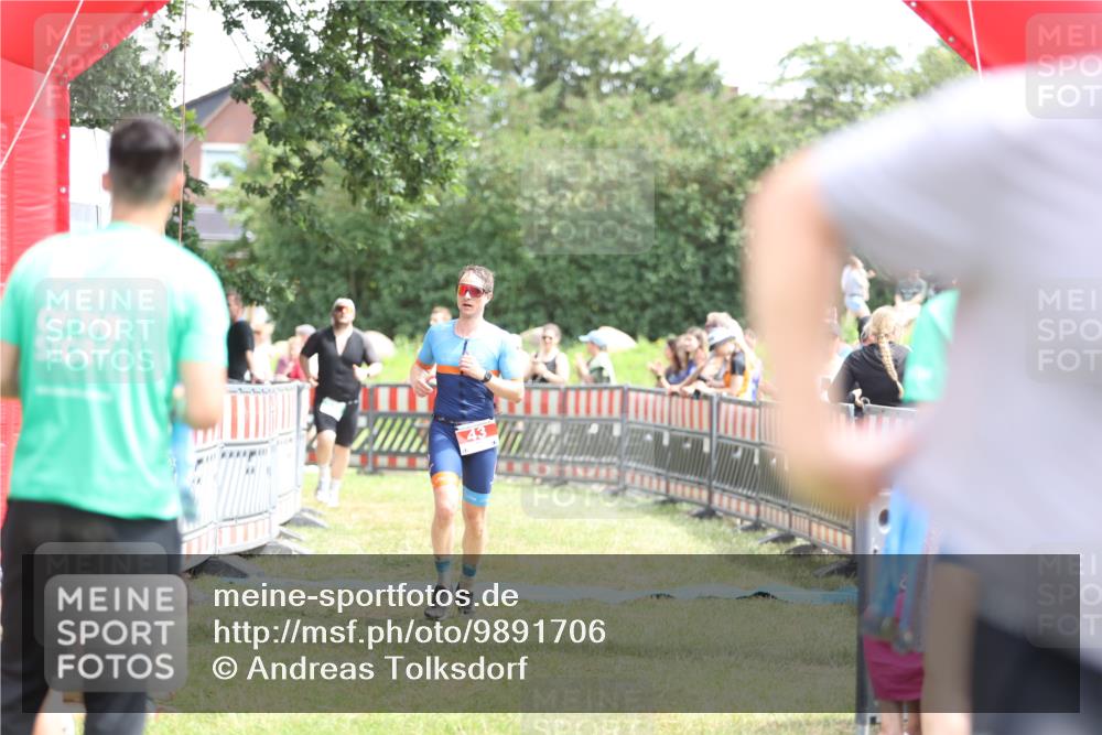 21.06.2026 - 29. Vierlanden-Triathlon Andreas Tolksdorf http://msf.ph/oto/9891706 21.06.2026 13:28:01 Ziel 43, 724, 43, 724 meine-sportfotos.de
