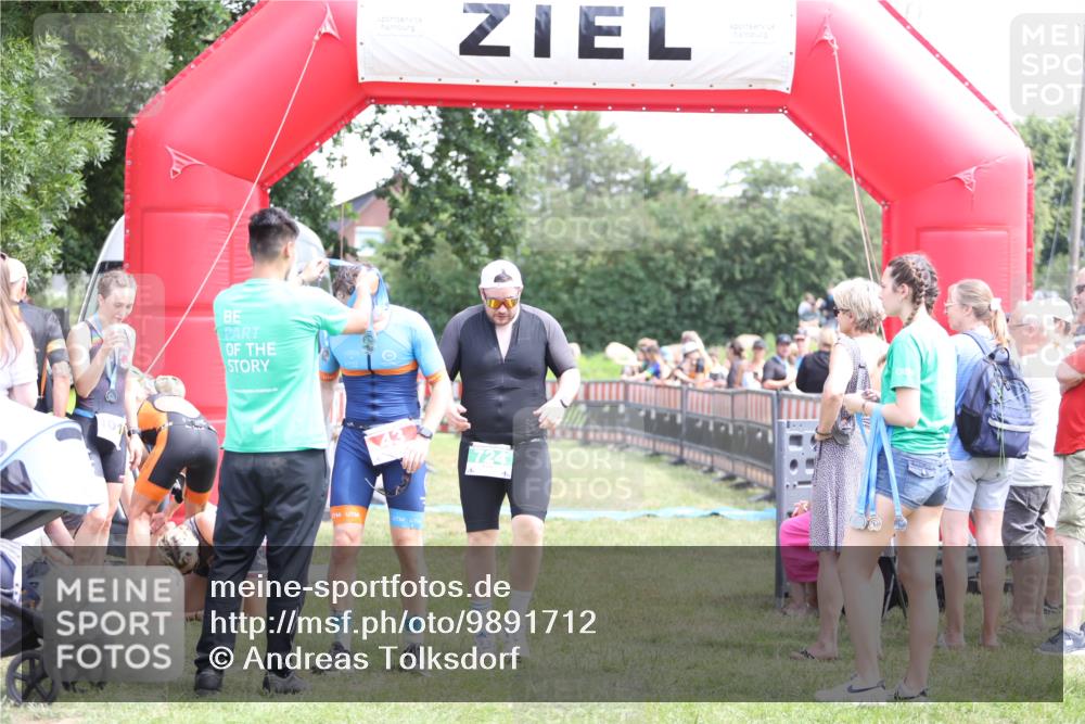21.06.2026 - 29. Vierlanden-Triathlon Andreas Tolksdorf http://msf.ph/oto/9891712 21.06.2026 13:28:08 Ziel 724, 1020, 724, 1020 meine-sportfotos.de