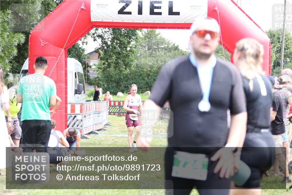 21.06.2026 - 29. Vierlanden-Triathlon Andreas Tolksdorf http://msf.ph/oto/9891723 21.06.2026 13:28:16 Ziel 835, 1020, 835, 1020 meine-sportfotos.de