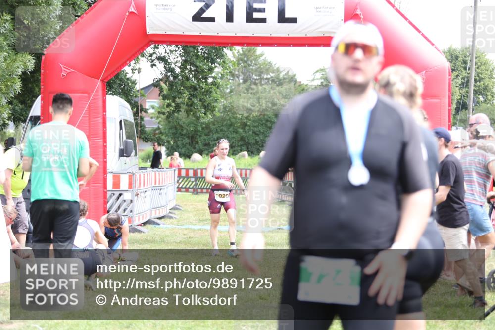 21.06.2026 - 29. Vierlanden-Triathlon Andreas Tolksdorf http://msf.ph/oto/9891725 21.06.2026 13:28:16 Ziel 835, 1020, 835, 1020 meine-sportfotos.de