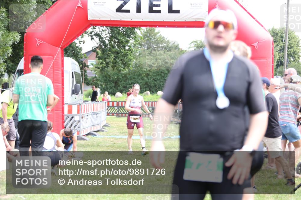 21.06.2026 - 29. Vierlanden-Triathlon Andreas Tolksdorf http://msf.ph/oto/9891726 21.06.2026 13:28:16 Ziel 835, 1020, 835, 1020 meine-sportfotos.de