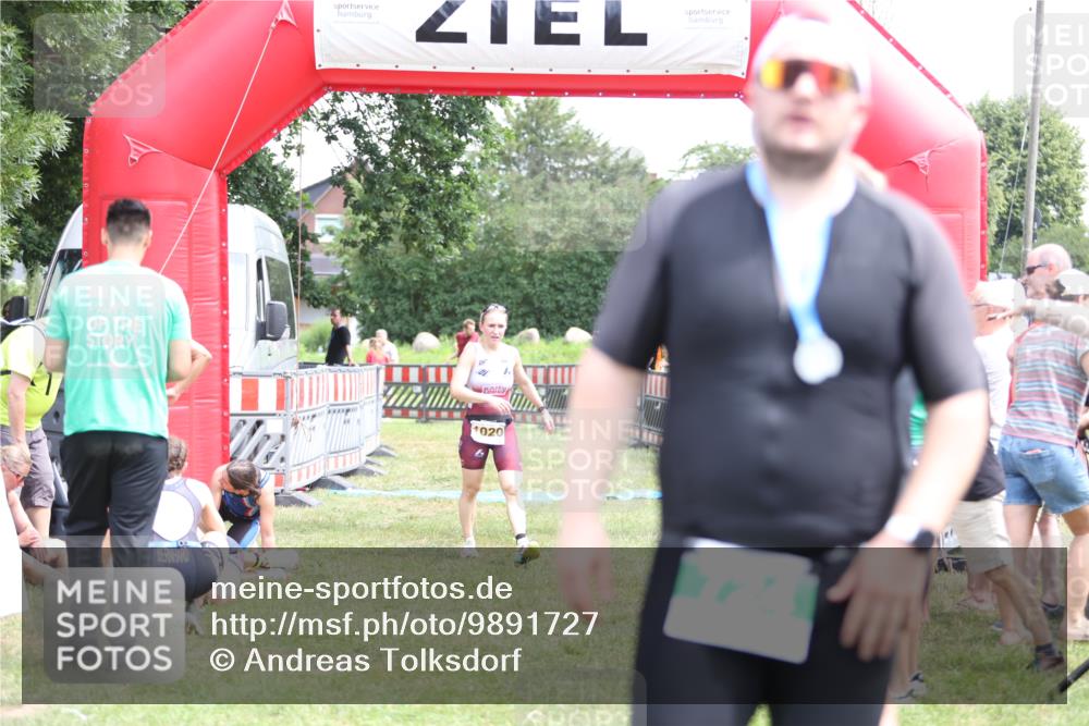 21.06.2026 - 29. Vierlanden-Triathlon Andreas Tolksdorf http://msf.ph/oto/9891727 21.06.2026 13:28:16 Ziel 835, 1020, 835, 1020 meine-sportfotos.de