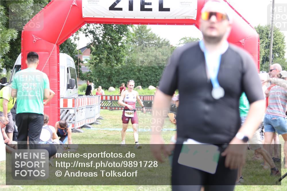 21.06.2026 - 29. Vierlanden-Triathlon Andreas Tolksdorf http://msf.ph/oto/9891728 21.06.2026 13:28:16 Ziel 835, 1020, 835, 1020 meine-sportfotos.de