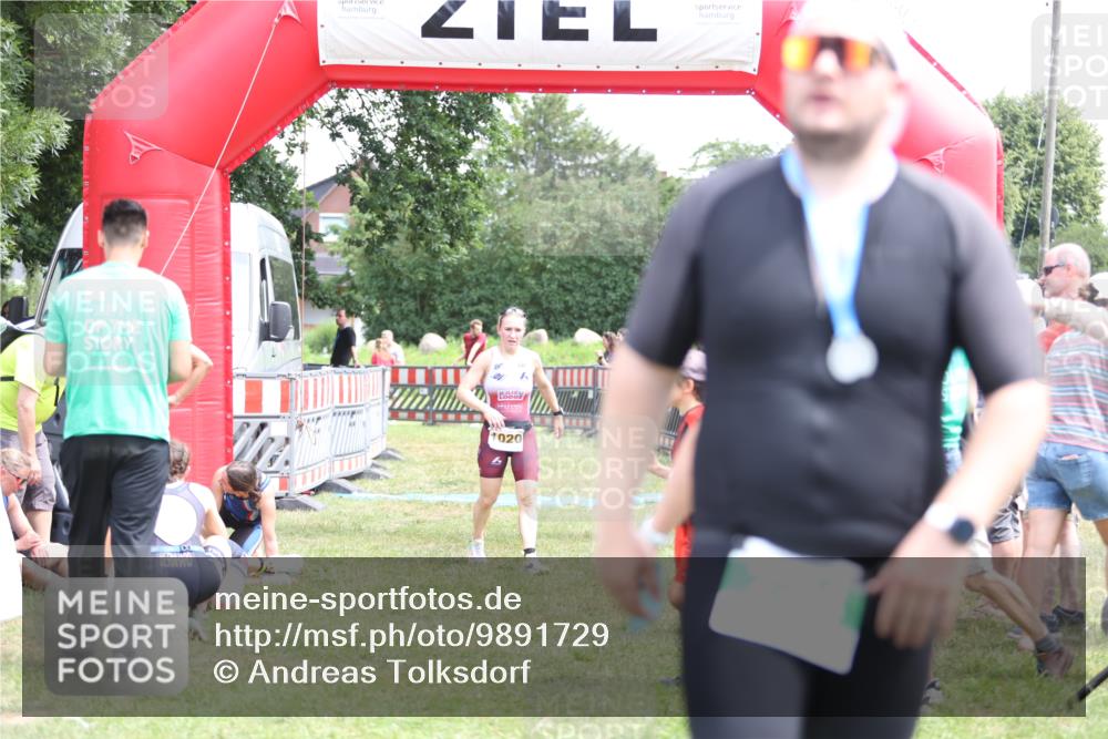 21.06.2026 - 29. Vierlanden-Triathlon Andreas Tolksdorf http://msf.ph/oto/9891729 21.06.2026 13:28:17 Ziel 835, 1020, 835, 1020 meine-sportfotos.de