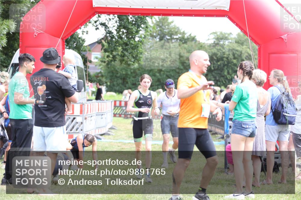 21.06.2026 - 29. Vierlanden-Triathlon Andreas Tolksdorf http://msf.ph/oto/9891765 21.06.2026 13:28:39 Ziel 38, 707, 827, 1009, 38, 707, 827, 1009 meine-sportfotos.de