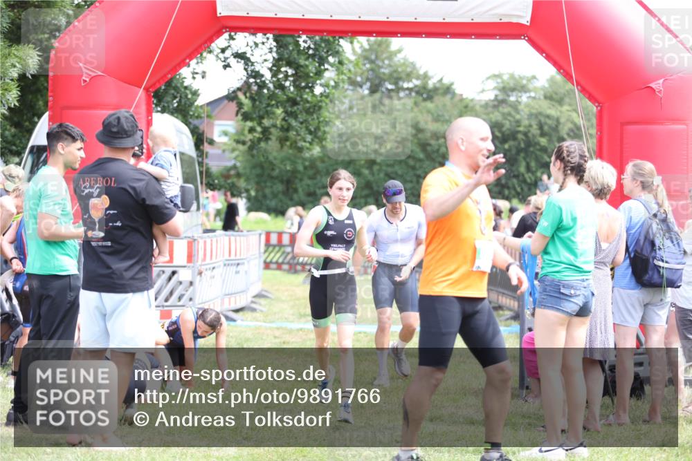 21.06.2026 - 29. Vierlanden-Triathlon Andreas Tolksdorf http://msf.ph/oto/9891766 21.06.2026 13:28:39 Ziel 38, 707, 827, 1009, 38, 707, 827, 1009 meine-sportfotos.de