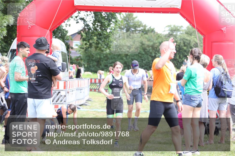 21.06.2026 - 29. Vierlanden-Triathlon Andreas Tolksdorf http://msf.ph/oto/9891768 21.06.2026 13:28:39 Ziel 38, 707, 827, 1009, 38, 707, 827, 1009 meine-sportfotos.de