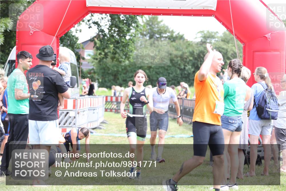 21.06.2026 - 29. Vierlanden-Triathlon Andreas Tolksdorf http://msf.ph/oto/9891771 21.06.2026 13:28:39 Ziel 38, 707, 827, 1009, 38, 707, 827, 1009 meine-sportfotos.de