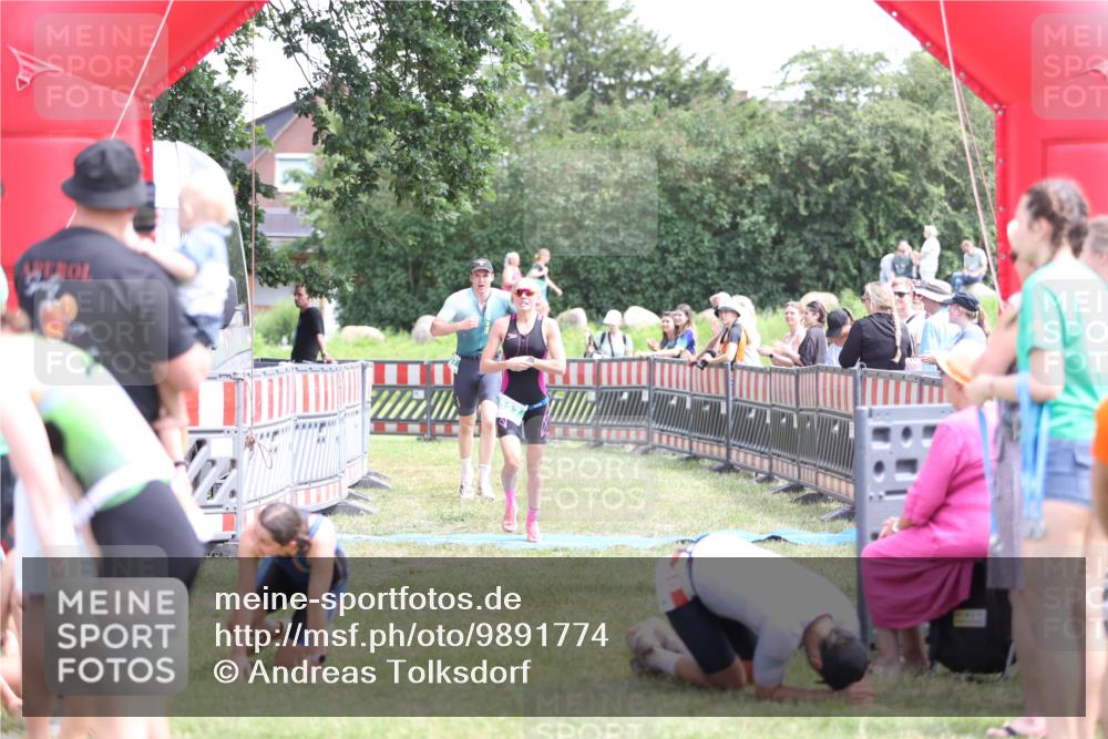 21.06.2026 - 29. Vierlanden-Triathlon Andreas Tolksdorf http://msf.ph/oto/9891774 21.06.2026 13:28:44 Ziel 707, 827, 707, 827 meine-sportfotos.de